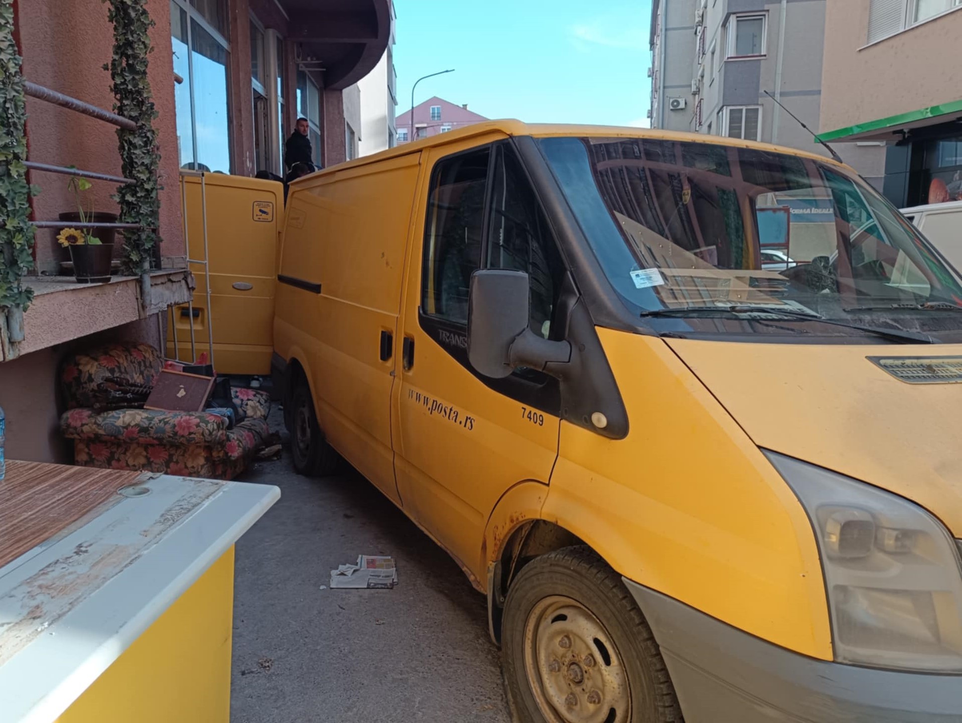 Iz zatvorene glavne pošte Srbije u Severnoj Mitrovici iznosi se inventar