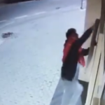 Ogrnut albanskom zastavom, sa Konzulata Srbije u Kumanovu uklonio tablu s državnim grbom FOTO: Ogrnut albanskom zastavom skida oznaku konzulata Srbije u Kumanovu/ Screenshot sa videa ambasade