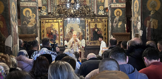 Liturgija u manastiru Gračanica