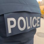 Klan Kosova: Predsednika Saveza kosovskih Aškalija dvadesetoro ljudi i dece napalo na dan izbora Kosovska policija / Ilustracija