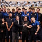 Political Overtones in Football: Kurti Supports Captain’s „Kosovo is Albania“ Amid Fan Provocations FOTO: Aljbin Kurti sa fudbalerima poslem prekida meča sa Rumunijom/FB Hajrula Čeku