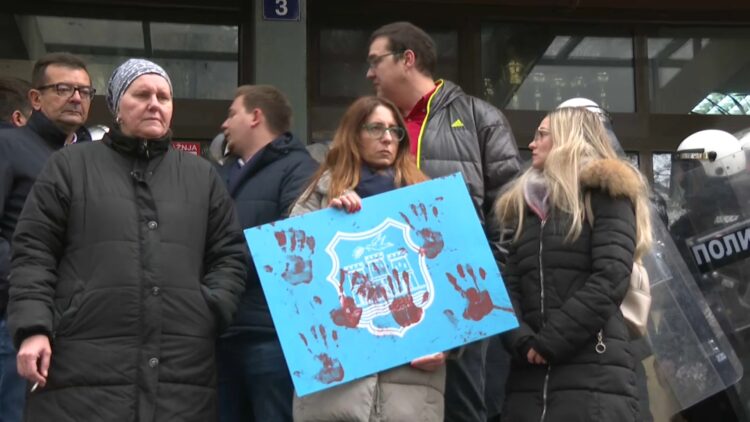 Vozač bacao papire sa imenima stradalih – više incidenata tokom blokada širom Srbije