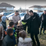 Milan Vasić podelio novogodišnje paketiće u selima Banje, Crkolez i Osojane Milan Vasić sa decom u Metohiji/Radio Goraždevac