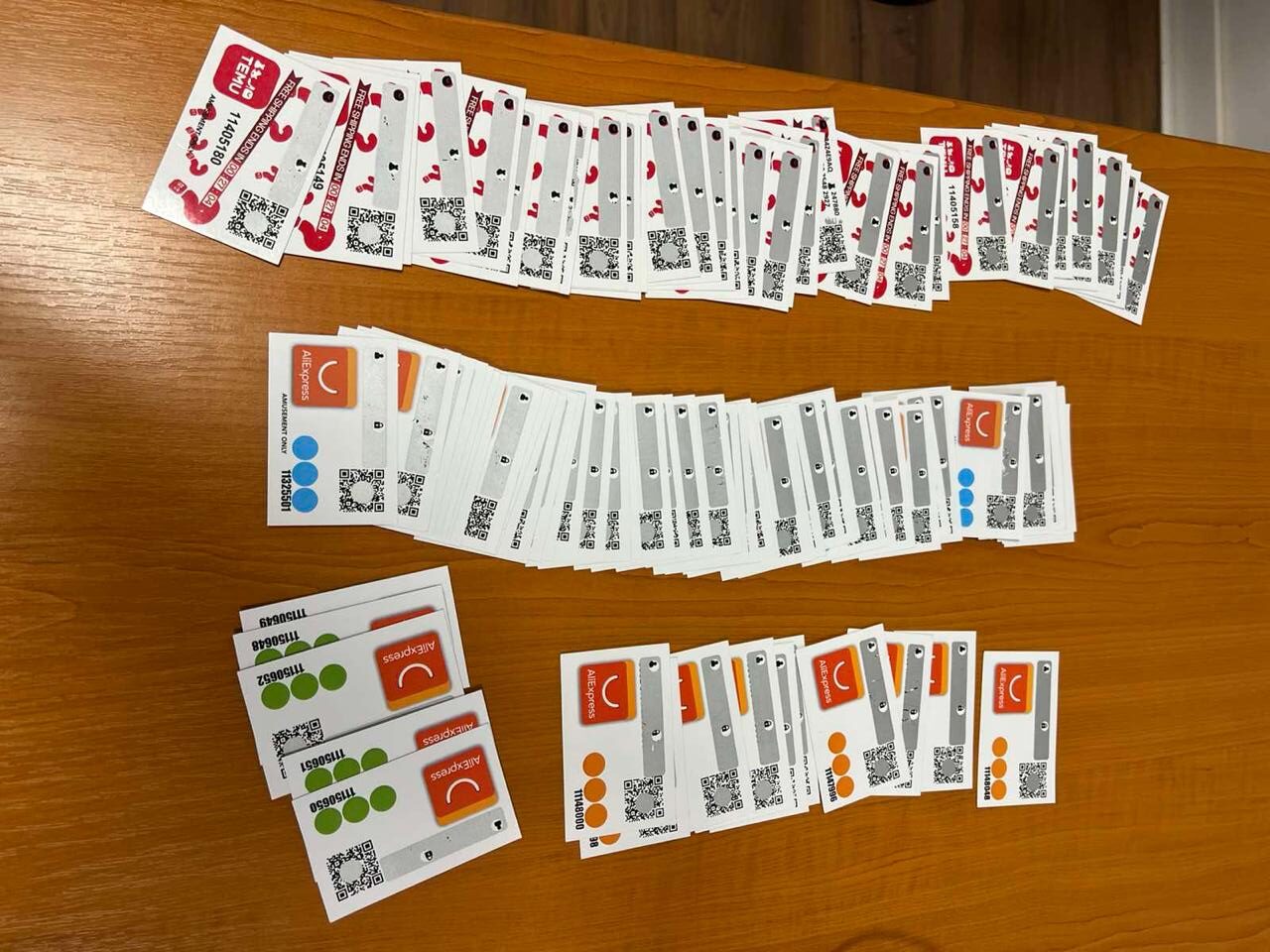 Jedna osoba uhapšena u Mitrovici, pronašli mu oko 100 lutrijskih "Temu" i "AliExpress" kartica