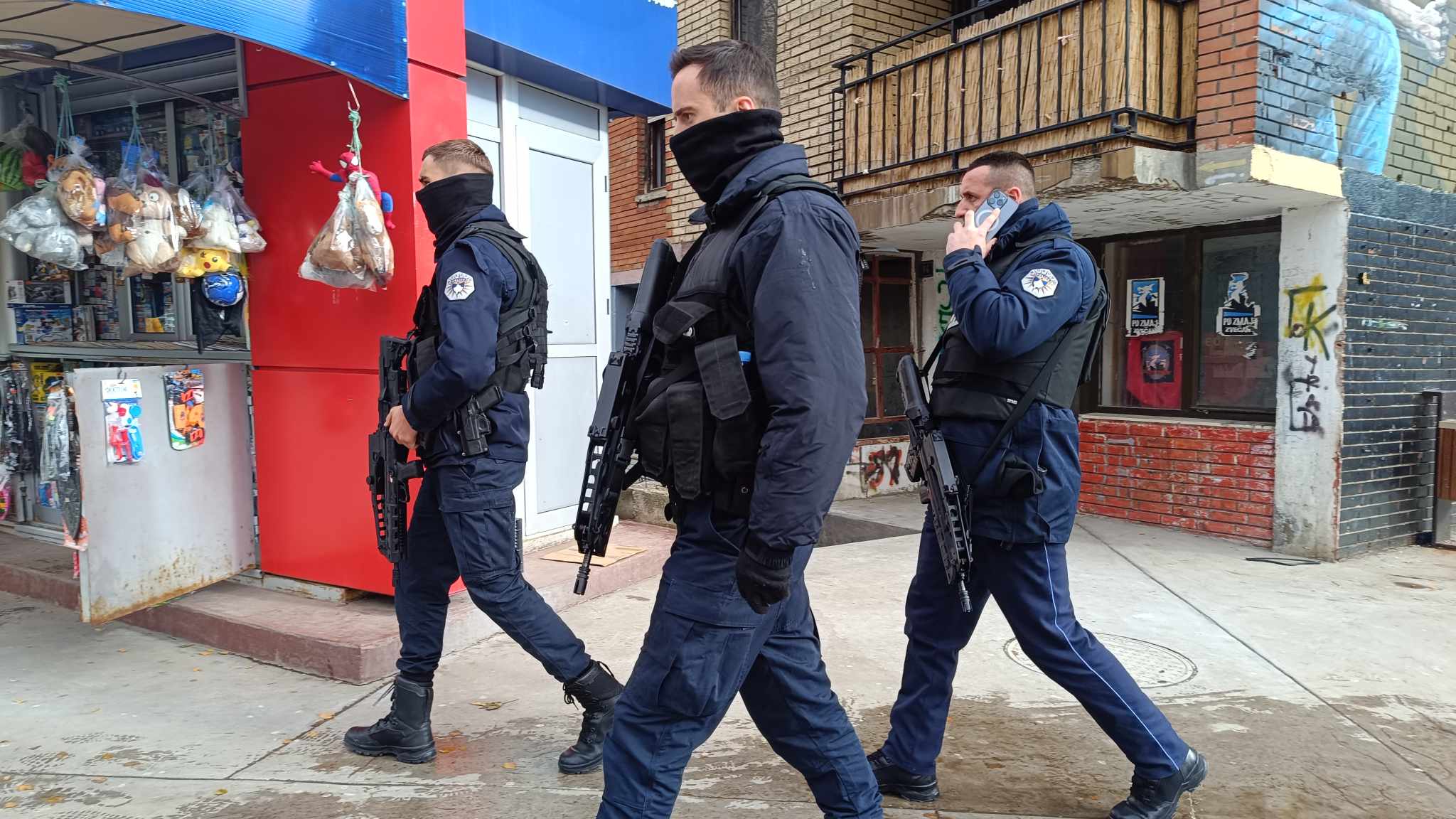 KP: Bacali pirotehnička sredstva i staklene FOTO: Kosovska policija na Severu/KoSSev