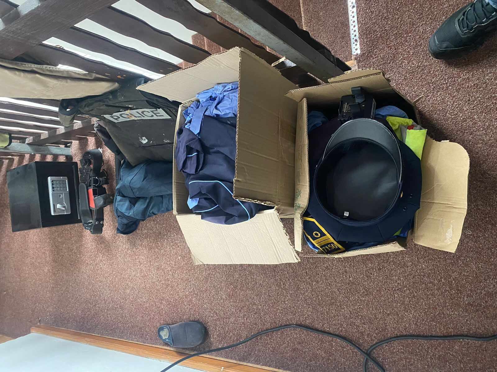 Tokom današnjeg pretresa u kućama dvojice bivših policajaca u Zubinom Potoku pronađena lovačka puška, pancir, radio veza...