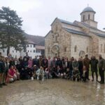 Albanski učenici posetili Visoke Dečane i poklonili dve ručno izrađene slike manastira Deca albanske nacionalnosti u Dečanima