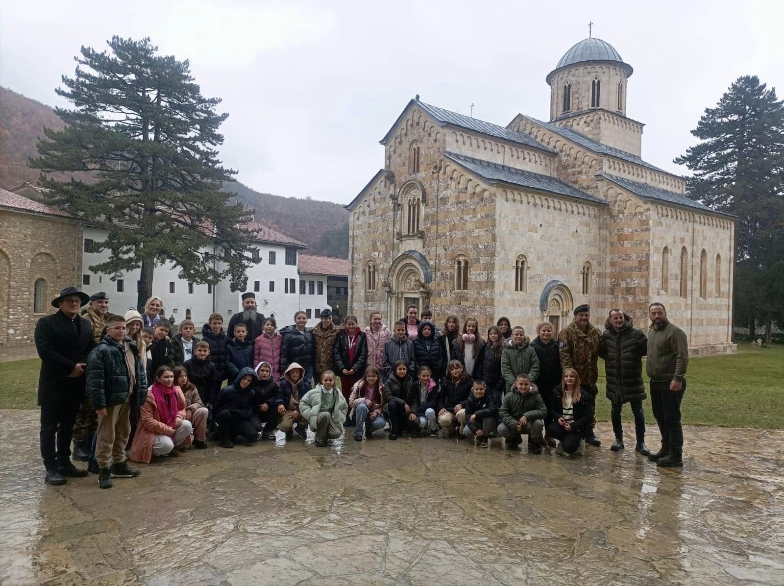 Albanski učenici posetili manastir Visoki Dečani i poklonili dve ručno izrađene slike manastira