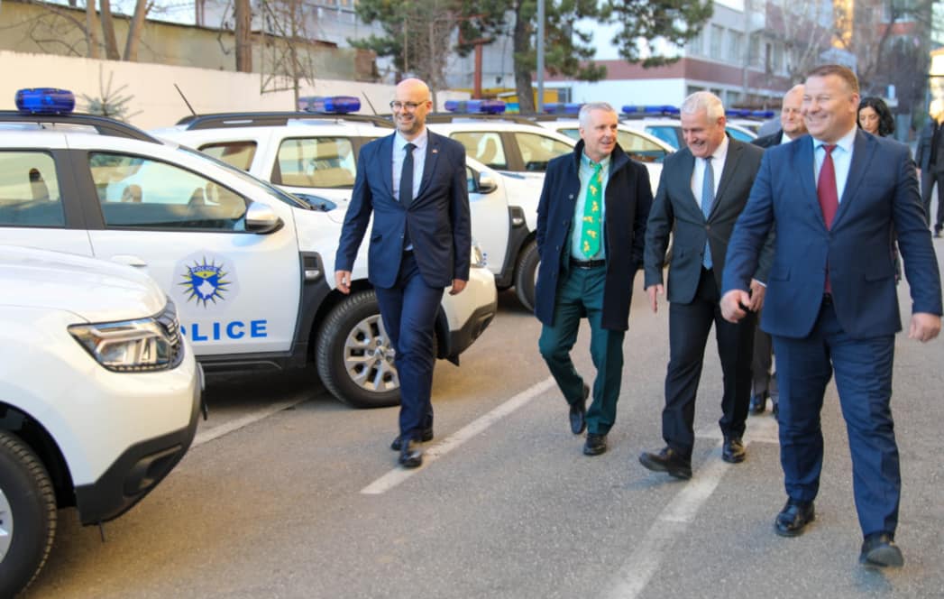Savezna policija Nemačke donirala Kosovu 10 novih vozila i opremu za očitavanje dokumenata
