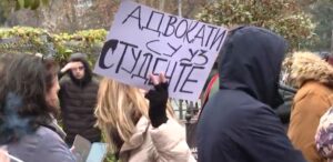 Šta podrazumeva potpuna obustava rada advokata na mesec dana?