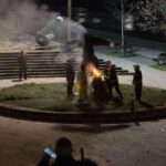 Južna Mitrovica: Zapaljena „lutka od smeća“ kod Ibra, koja je postavljena s ciljem podizanja svesti o očuvanju reka