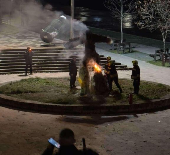 Južna Mitrovica: Zapaljena "lutka od smeća"