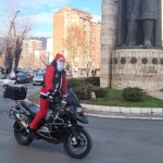 Motorizovani Deda Mrazevi stigli na mitrovičko šetalište, dele poklone
