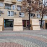 Na šetalište u Severnoj Mitrovici stigli i novogodišnji vigvami, Asim Azemi: Dođite slobodno, ja sam ovde organizator!