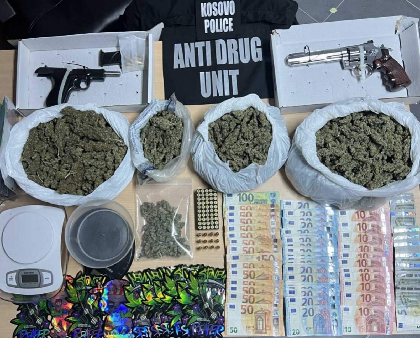 Priština: Uhapšen u pokušaju bekstva iz kuće sa drogom, kilo i po marihuane, drugi pobegao