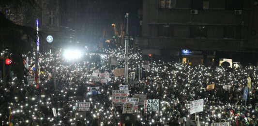 Veliki broj studenata i građana ispred RTS-a, odata pošta stradalima