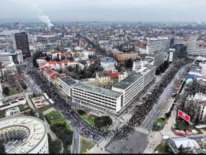 Kilometarska kolona u Novom Sadu, na protestnoj šetnji za podršku studentima