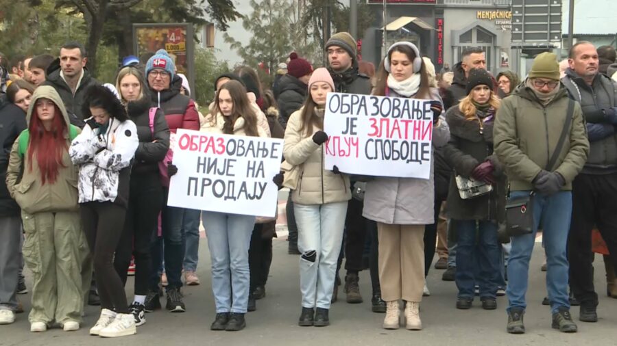 Deo prosvetnih radnika obustavio rad – na protestu nezavisni sindikat proglasio generalni štrajk