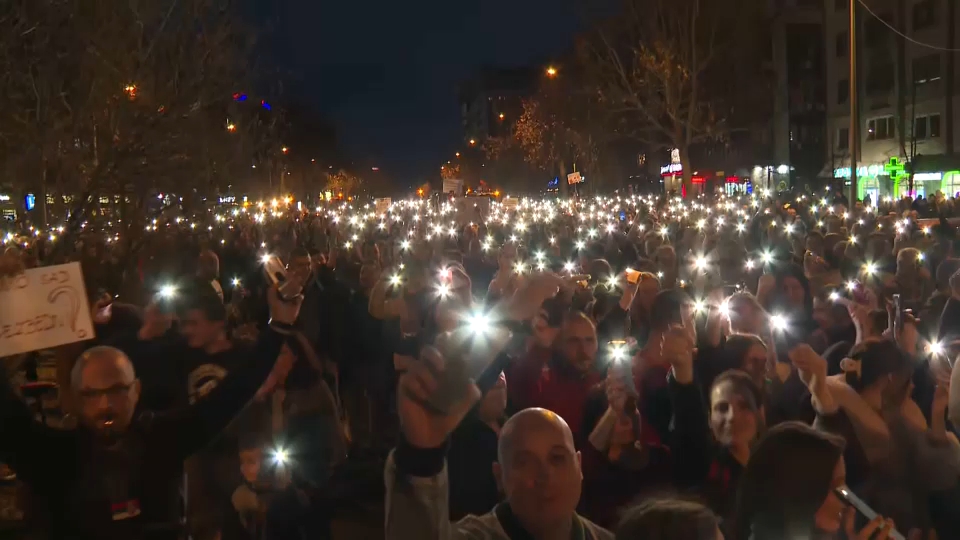 Studenti na protestu kod prostorija SNS u Novom Sadu: "Imena svih povređenih kolega odjekivaće koliko je god to potrebno"