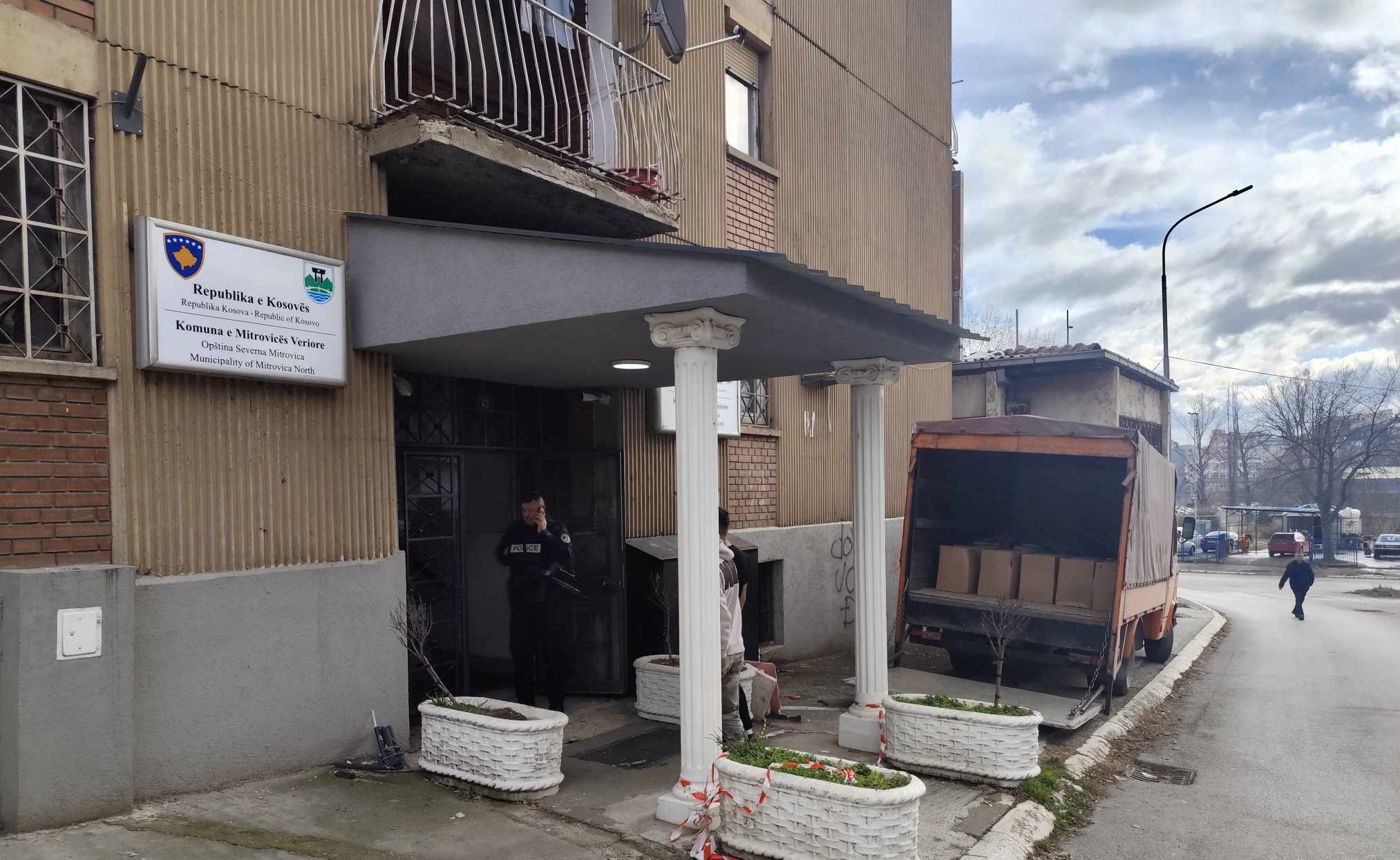 Opština S.Mitrovica dodelila plombirane prostorije MUP-u i ustupila objekat Pošti Kosova
