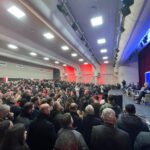 Kurti na skupu u Južnoj Mitrovici: Srdačan doček uz grljenje sa građanima, aplauze i albansku zastavu Aljbin Kurti Južna Mitrovica