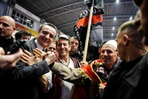 Kurti pozirao sa zastavom Velike Albanije, koja se jasno ističe na fotografijama sa predizbornih skupovaima