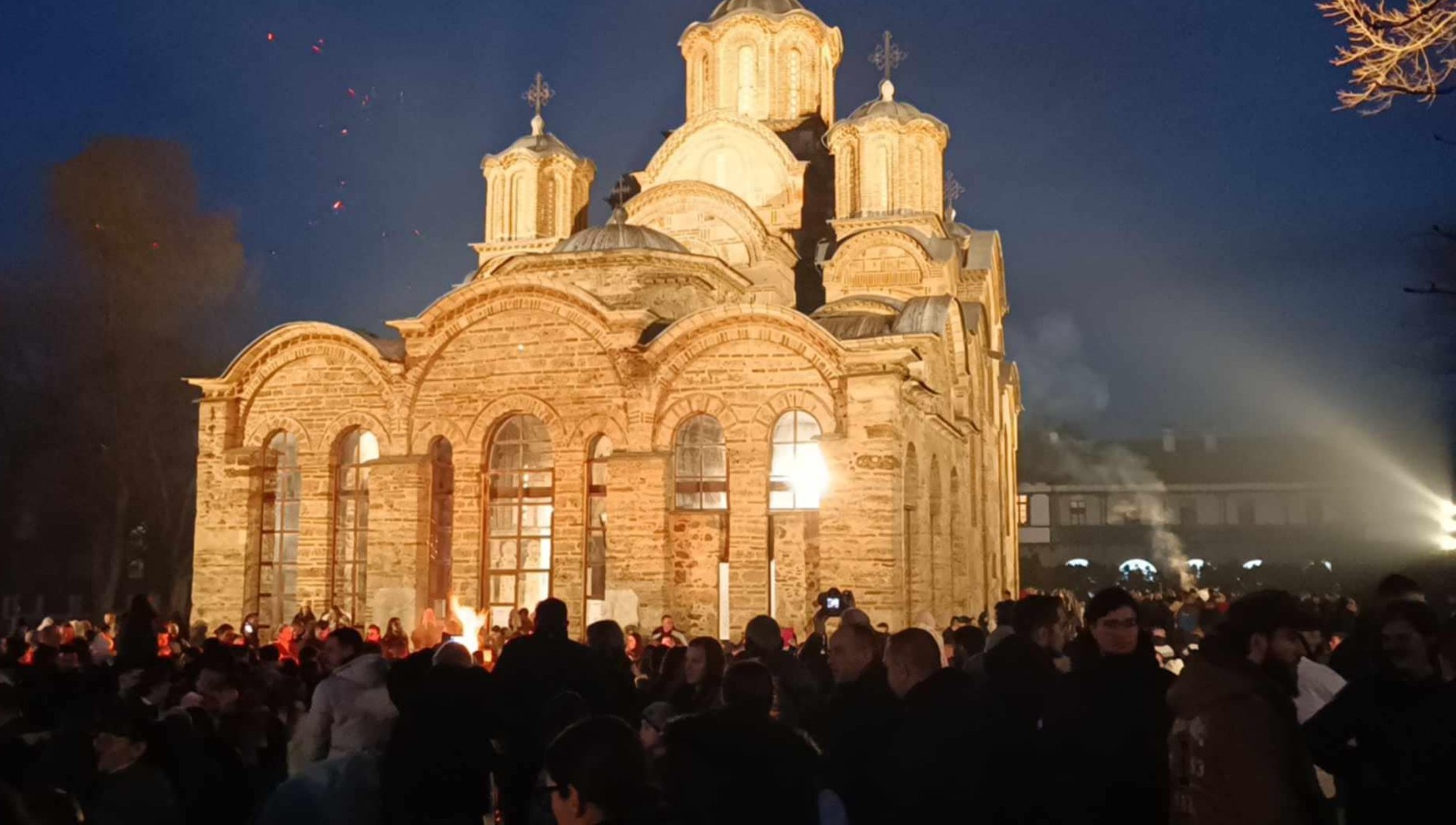 Osvećenjem i paljenjem badnjaka obeleženo Badnje veče i u porti manastira Gračanica