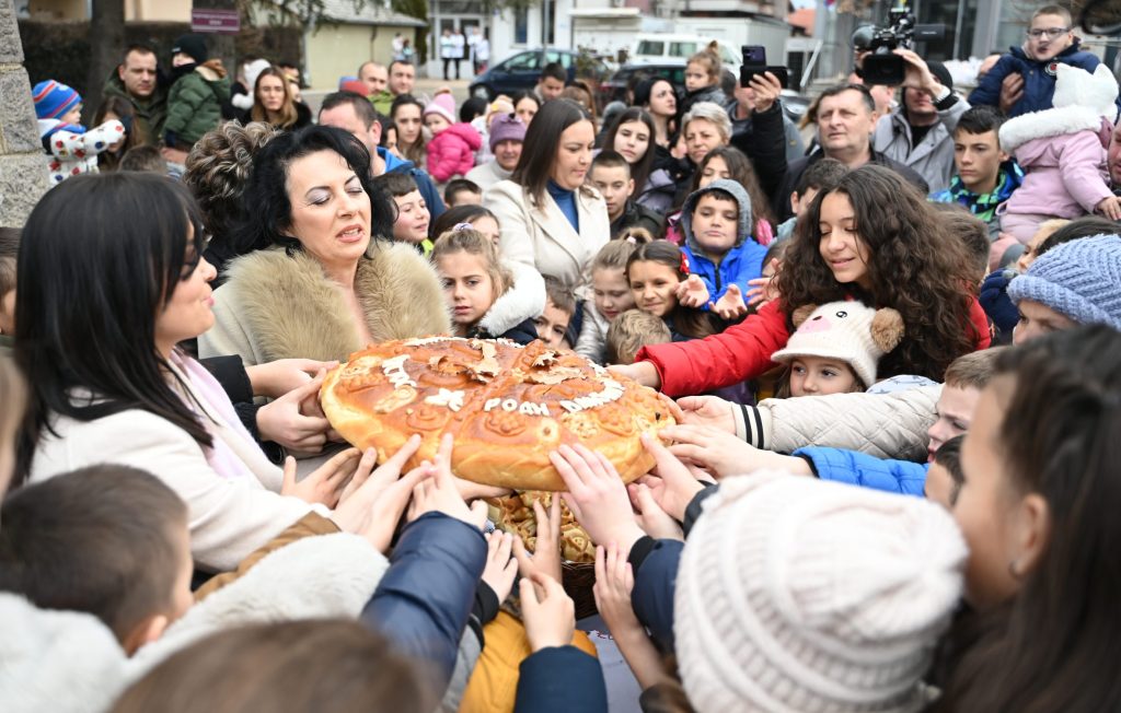 Tradicionalno lomljenje Božićne česnice u Gračanici: Zlatnike pronašli Marija i Bogdana Đorović, Dimitrije Ćrković i Nenad Simonović