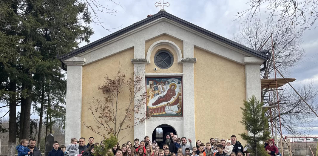 Vladika Ilarion podelio božićne poklone deci u Goraždevcu