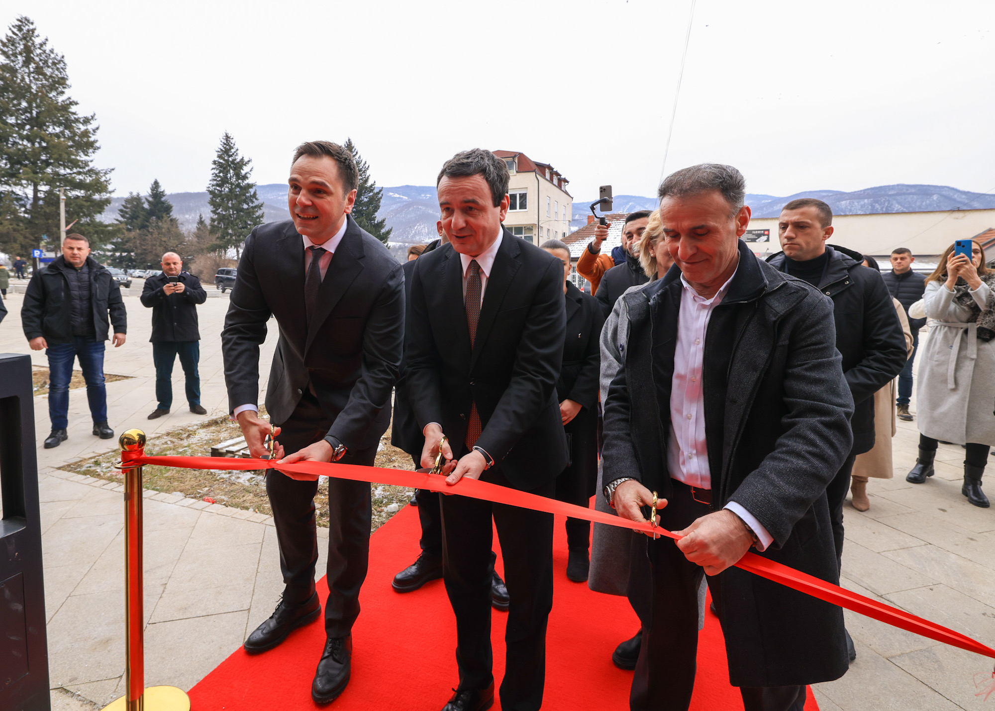 Kurti u Leposaviću otvorio filijalu banke Ekonomike u objektu nekadašnje Poštanske štedionice
