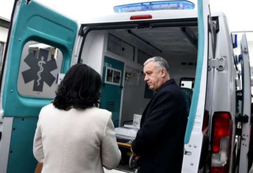 Srpska lista uručila sanitetsko vozilo Domu zdravlja Gračanica u Lapljem selu