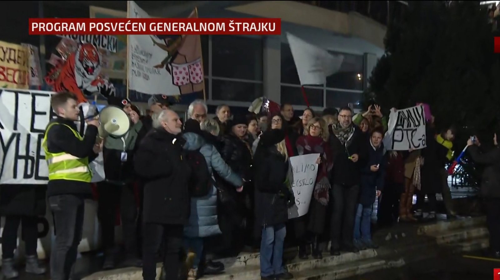 Zaglušujuća buka ispred RTS, deo radnika uz studente, okupljeni skandirali: „Čiji je RTS“