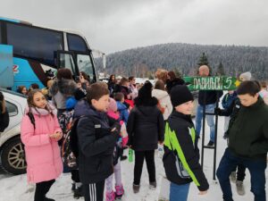 Mališani sa Kosova na zimovanju Deca sa Kosova na Tari