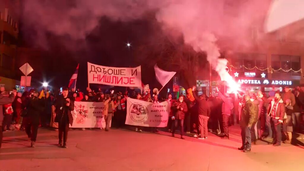 Studenti na putu ka Kragujevcu: Niški stigli u Aleksinac, u Sopotu će spavati u plastenicima