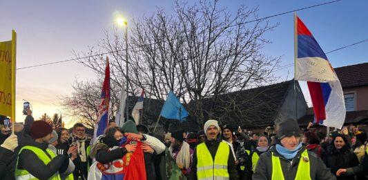 Ruže, hor i „zlatna“ stolica za Aleksandra: Emotivan doček studenata u Vršcu