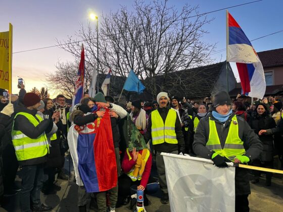 Ruže, hor i &bdquo;zlatna&ldquo; stolica za Aleksandra: Emotivan doček studenata u Vr&scaron;cu