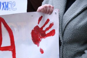 Studenti Prištinskog univerziteta koji organizuju skupove, ogradili se od koleginice koja kampuje ispred Predsedništva