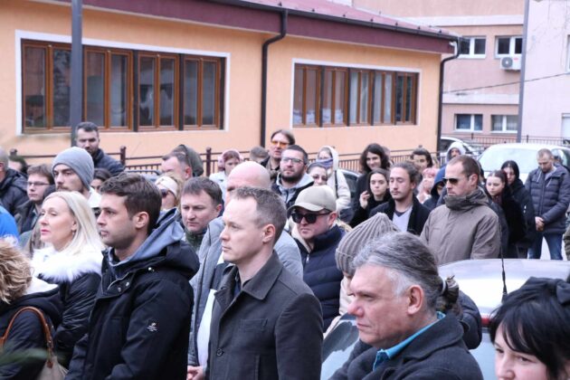 Protesti Mitrovica 15 minuta ti&scaron;ina