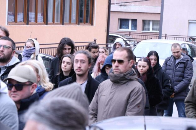 Protesti Mitrovica 15 minuta ti&scaron;ina