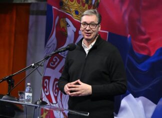 Vučić se izvinio niškom dopisništvu RTS-a, pa poručio: Pomenuti novinari sramota za svoju profesiju Vučić: ponovo o Ustavu: Čuvaćemo ga - Kosovo je deo Srbije, to je za nas Sveto pismo