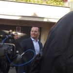 Grenel kritikuje Ursulu fon der Lajen dok boravi na Kosovu: „Sedeli ste skrštenih ruku dok je Džek Smit hapsio Tačija“ Ričard Grenel KoSSev