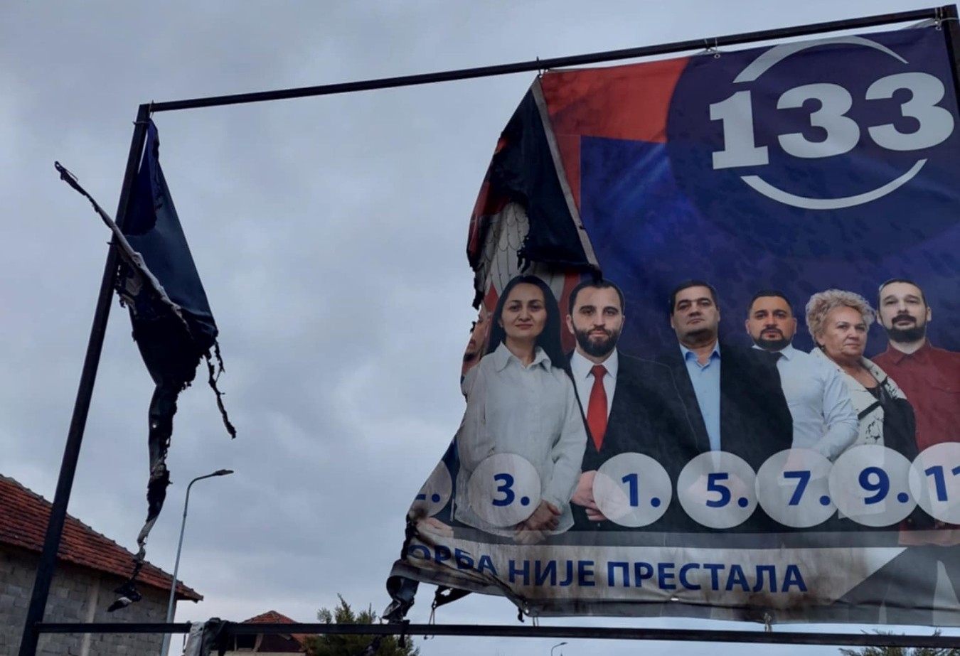 Zapaljen bilbord SNP u selu Mogila u opštini Klokot