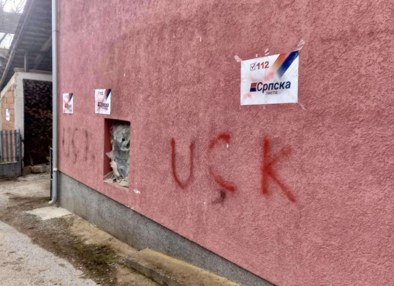 SL: Na zidu kuće u Bušincima oštećeni plakati u K.Kamenici, ispisani grafiti 'UČK, policija obavila uviđaj