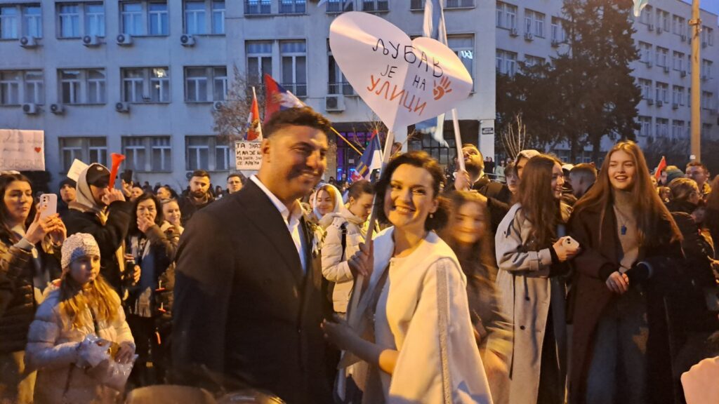 Novosadski par po venčanju došao na Varadinski most, mlada bacila bidermajer studentkinjama
