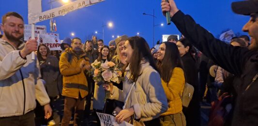 FOTO: Bacanje bidermajera na protestima u Novom Sadu/N1, Sara Sekulić