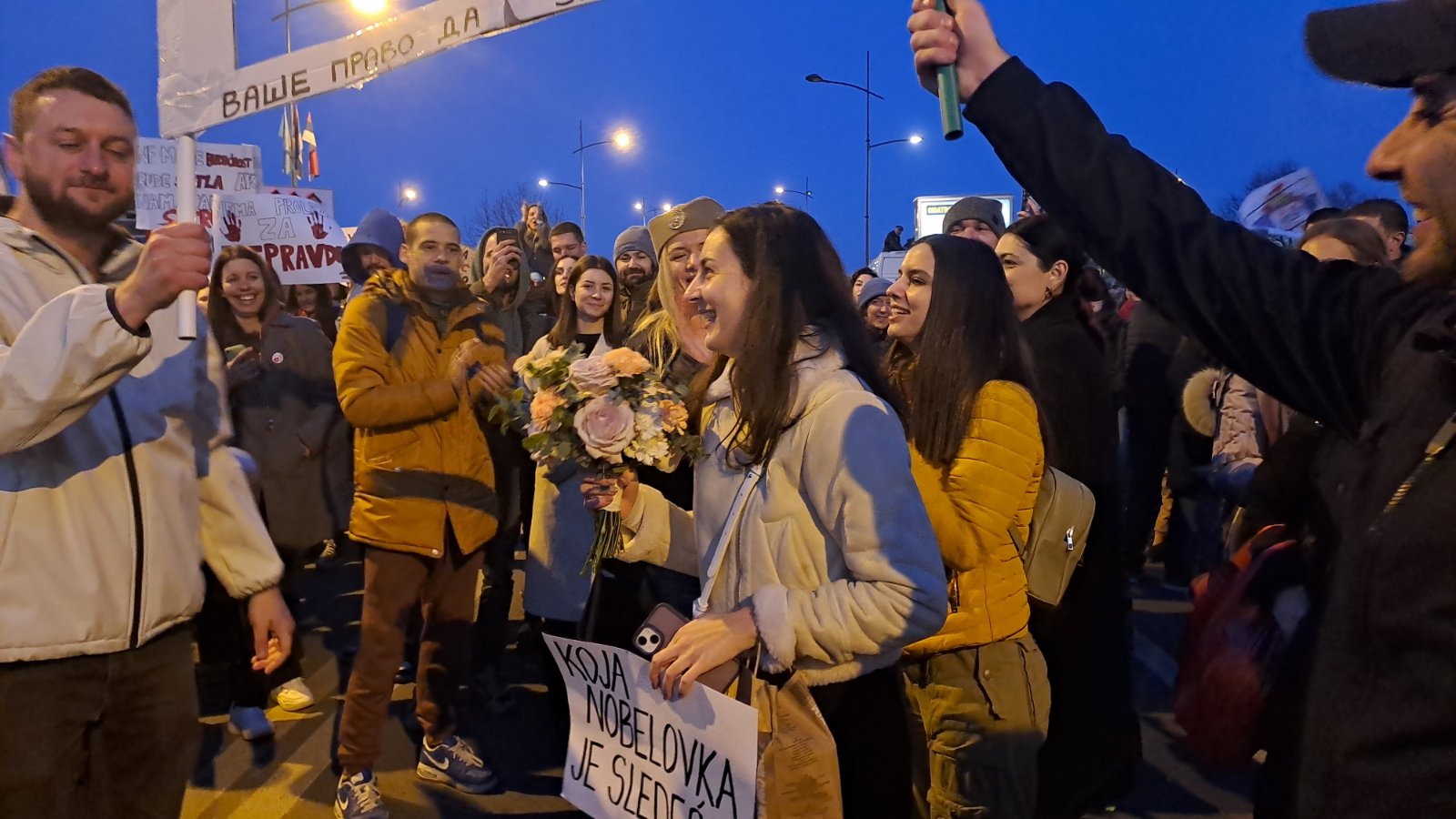 FOTO: Bacanje bidermajera na protestima u Novom Sadu/N1, Sara Sekulić