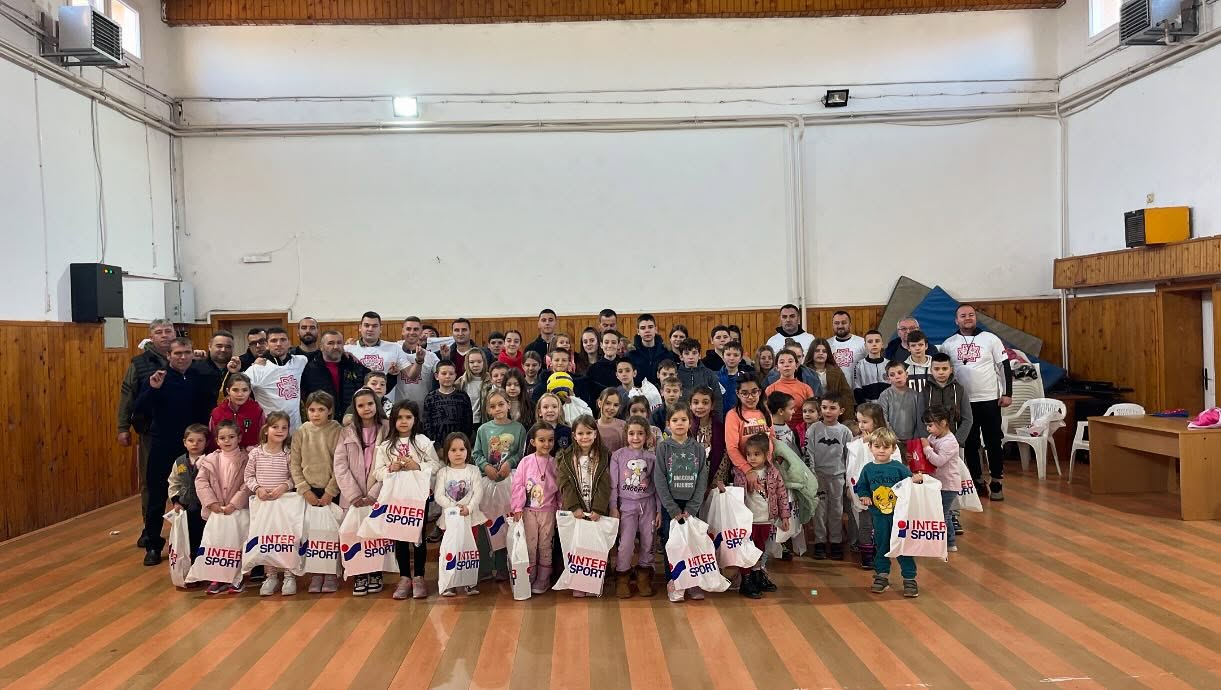Deca u Goraždevcu dobila patike od pravoslavnog udruženja “Sveti Sava” i dobrih ljudi iz Novog Sada