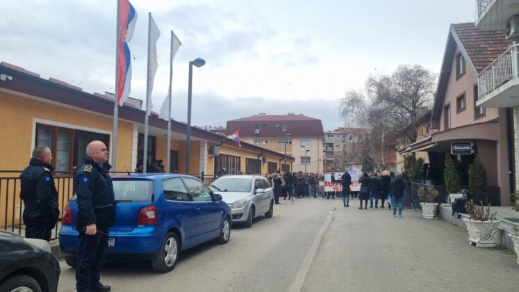 Protesti Mitrovica 15 minuta ti&scaron;ina