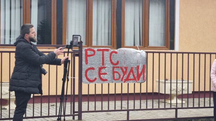 Protesti Mitrovica 15 minuta ti&scaron;ina