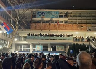 Studenti blokirali ulaz u zgradu RTS, unutra Žandarmerija, okuplja se sve veći broj građana Skup rts blookada protest